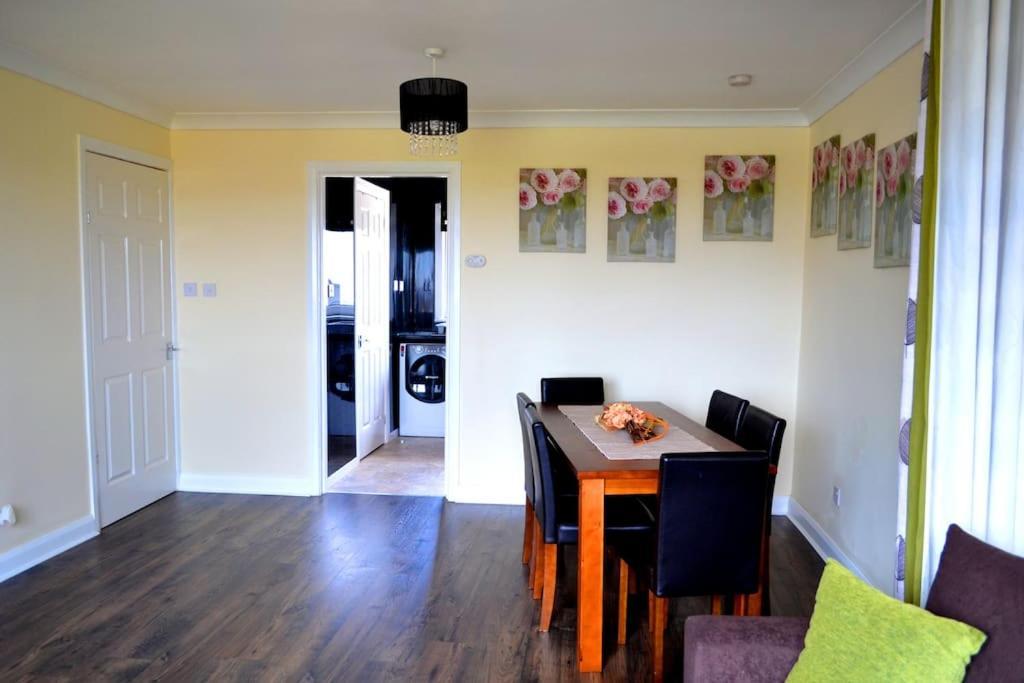 3 Bedroom - Free Parking & Wifi 350mbps * Glasgow