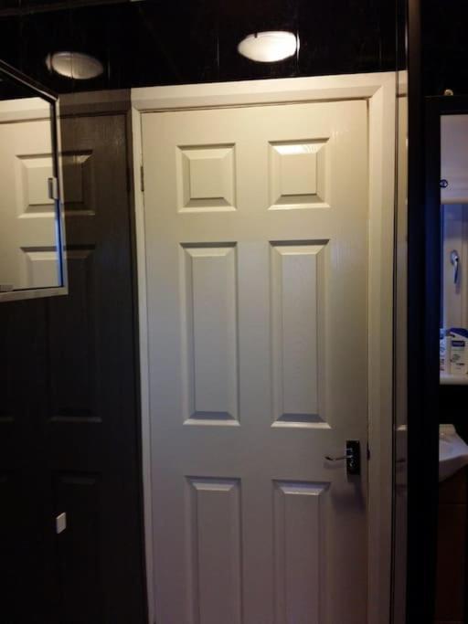 Apartment 3 Bedroom - Free Parking & Wifi 350mbps