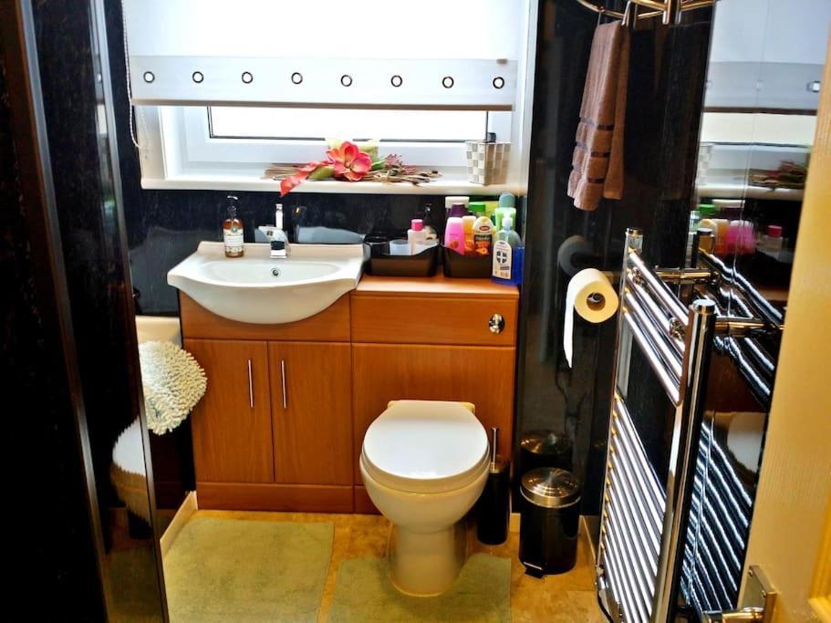 Apartment 3 Bedroom - Free Parking & Wifi 350mbps *