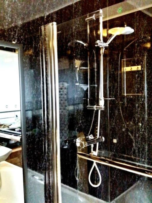 3 Bedroom - Free Parking & Wifi 350mbps Apartment Glasgow
