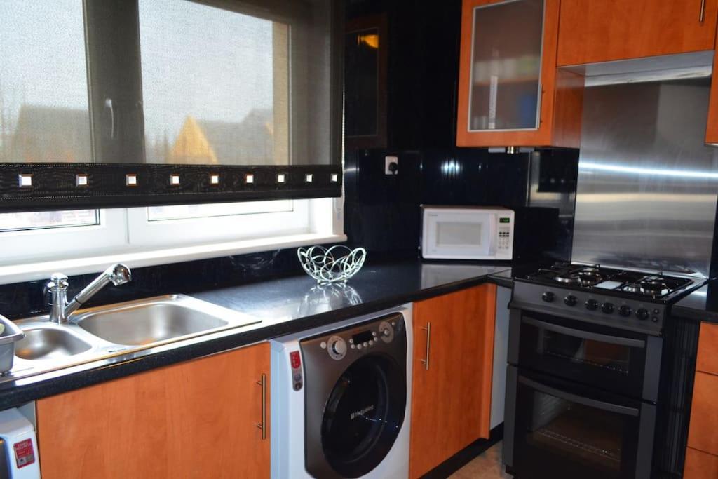 3 Bedroom - Free Parking & Wifi 350mbps * Glasgow