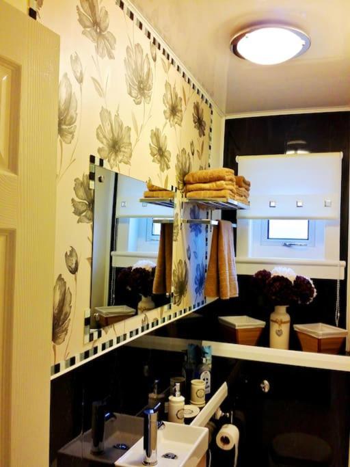 Apartment 3 Bedroom - Free Parking & Wifi 350mbps *