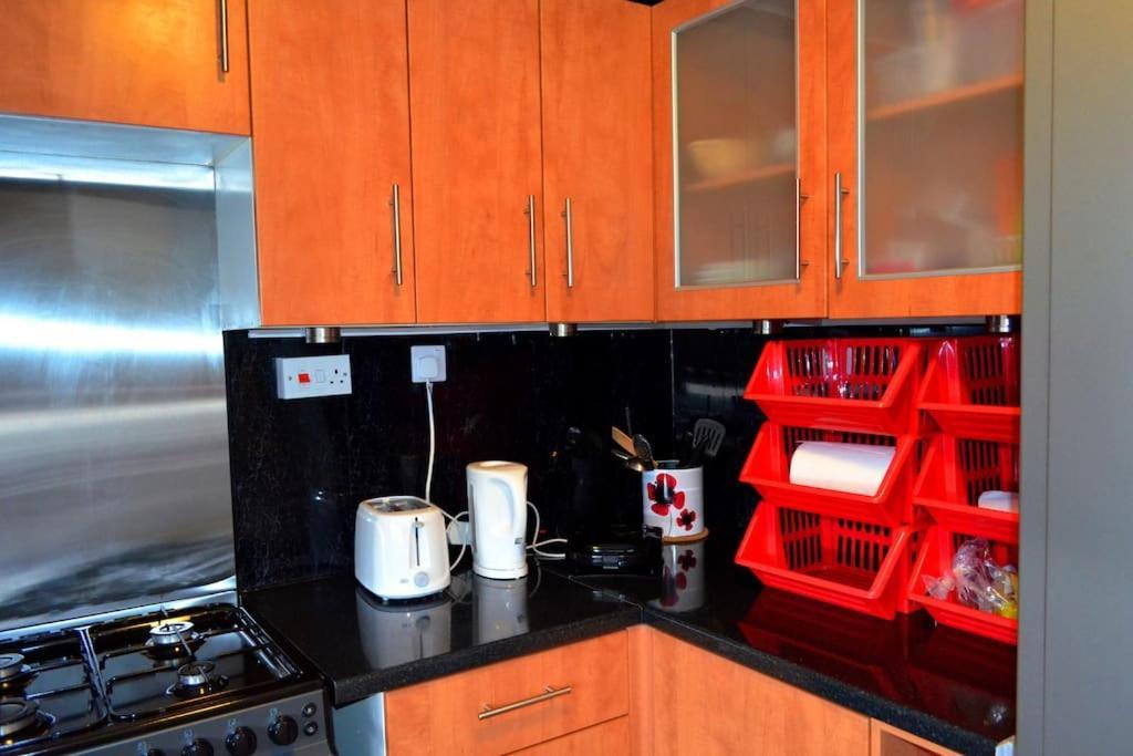 3 Bedroom - Free Parking & Wifi 350mbps Apartment