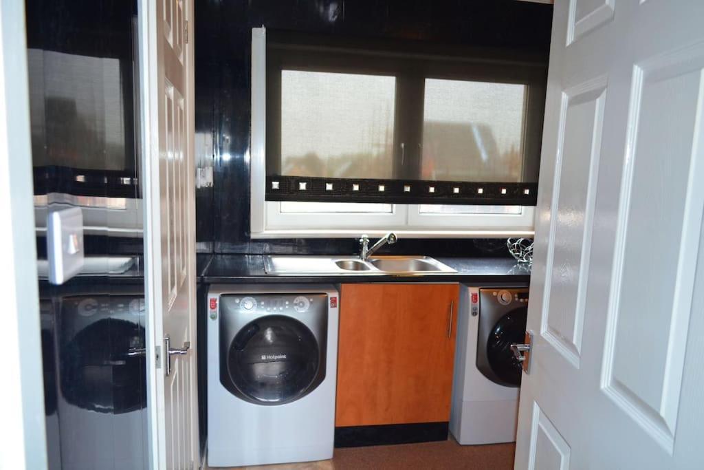 3 Bedroom - Free Parking & Wifi 350mbps Apartment *