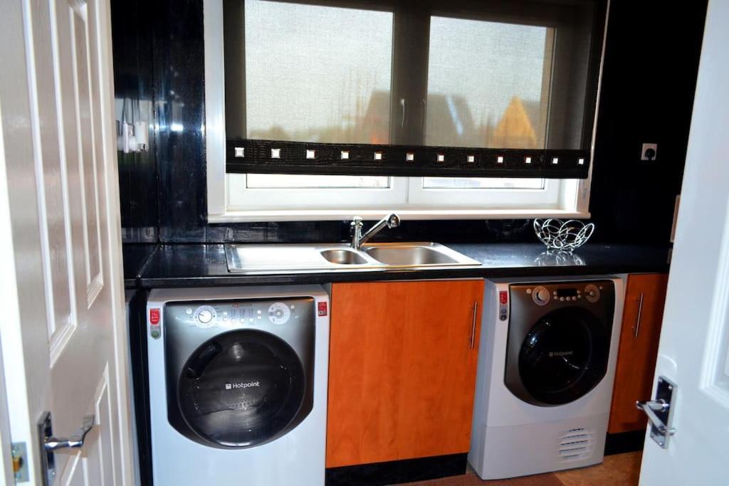 3 Bedroom - Free Parking & Wifi 350mbps Glasgow
