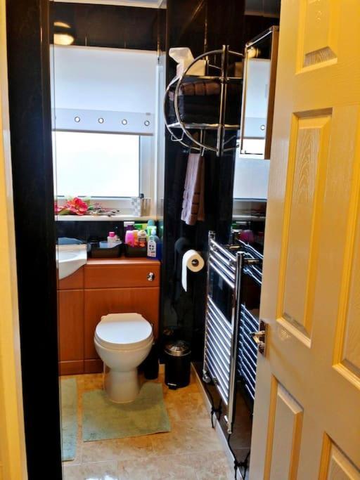 3 Bedroom - Free Parking & Wifi 350mbps Apartment