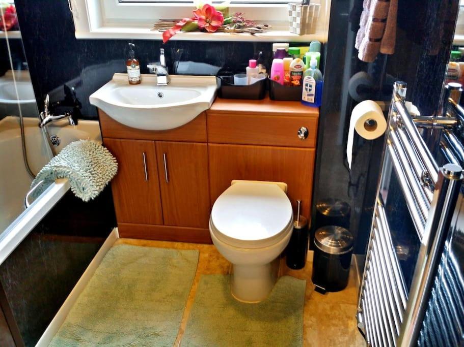 Apartment 3 Bedroom - Free Parking & Wifi 350mbps *