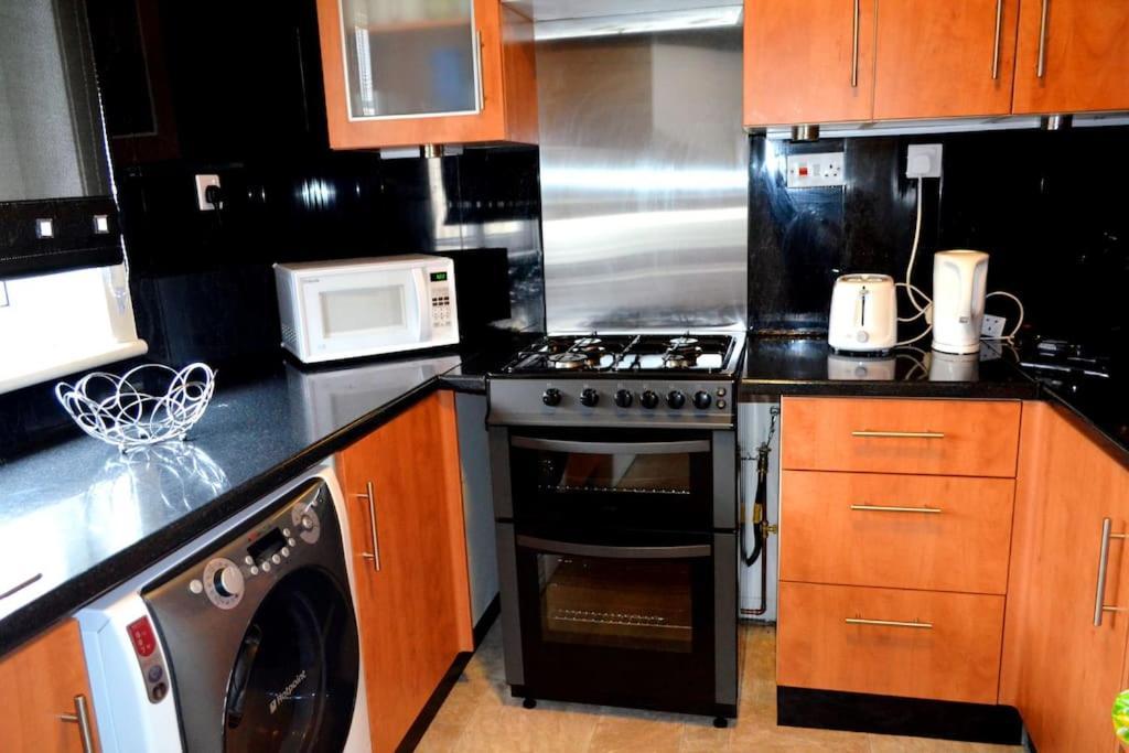 3 Bedroom - Free Parking & Wifi 350mbps * Glasgow