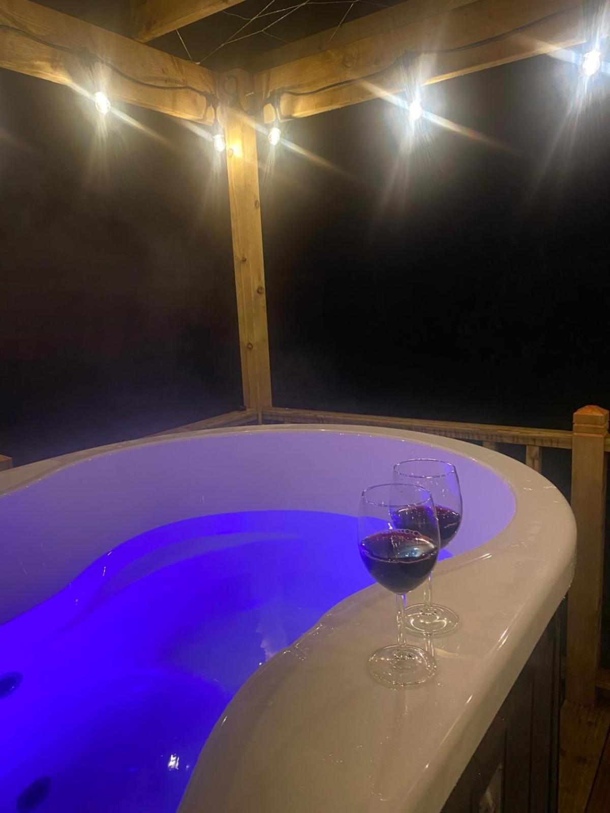 Campsie Luxury Pods With Hot Tub Luxury tent *