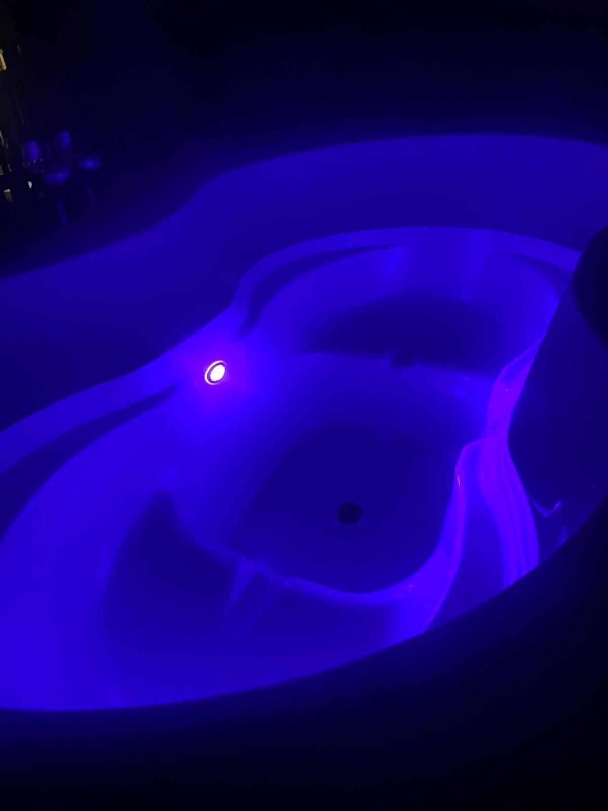 Luxury tent Campsie Luxury Pods With Hot Tub *