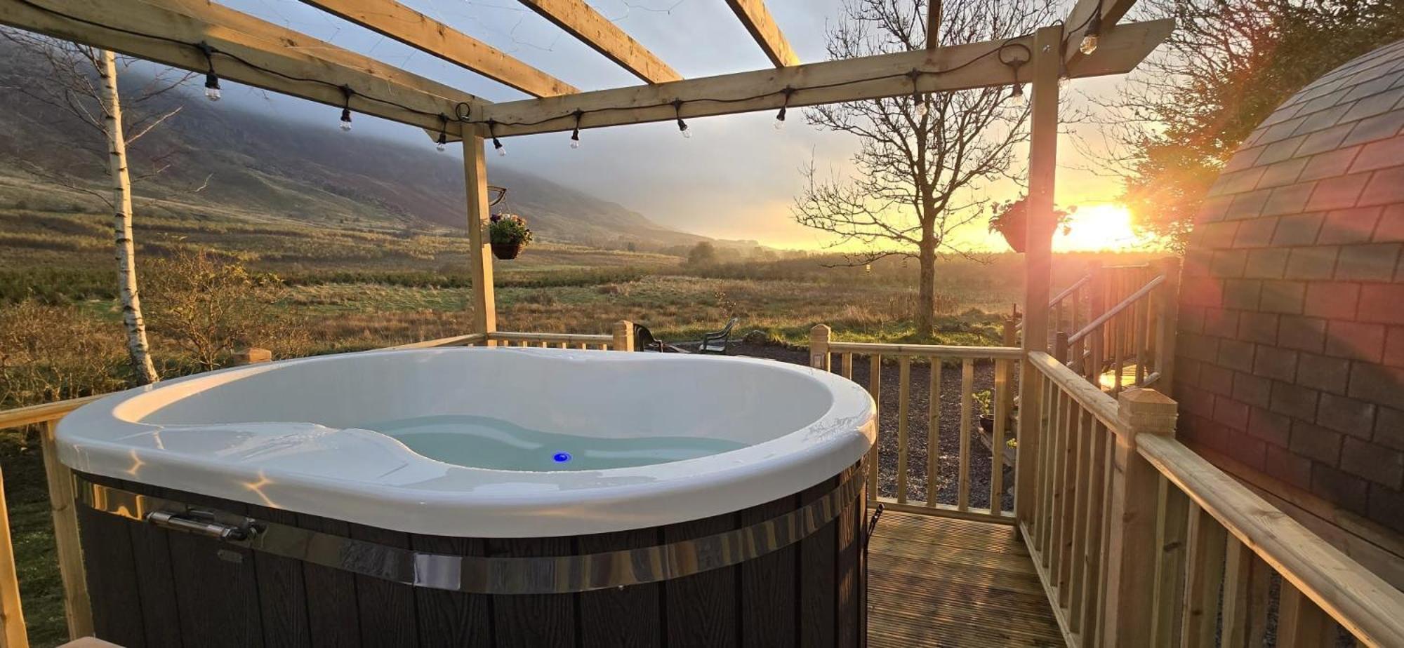 Campsie Luxury Pods With Hot Tub * Glasgow
