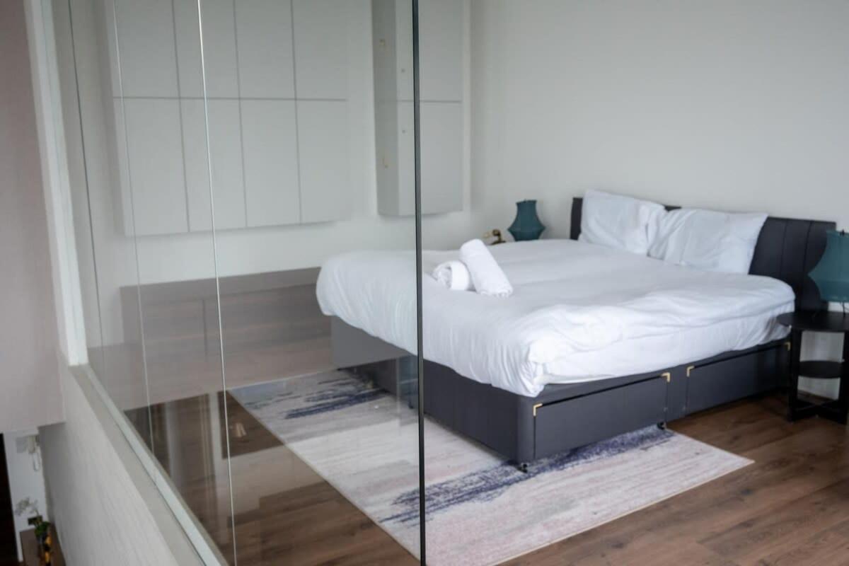 Stunning 3 Bed Penthouse In West End *