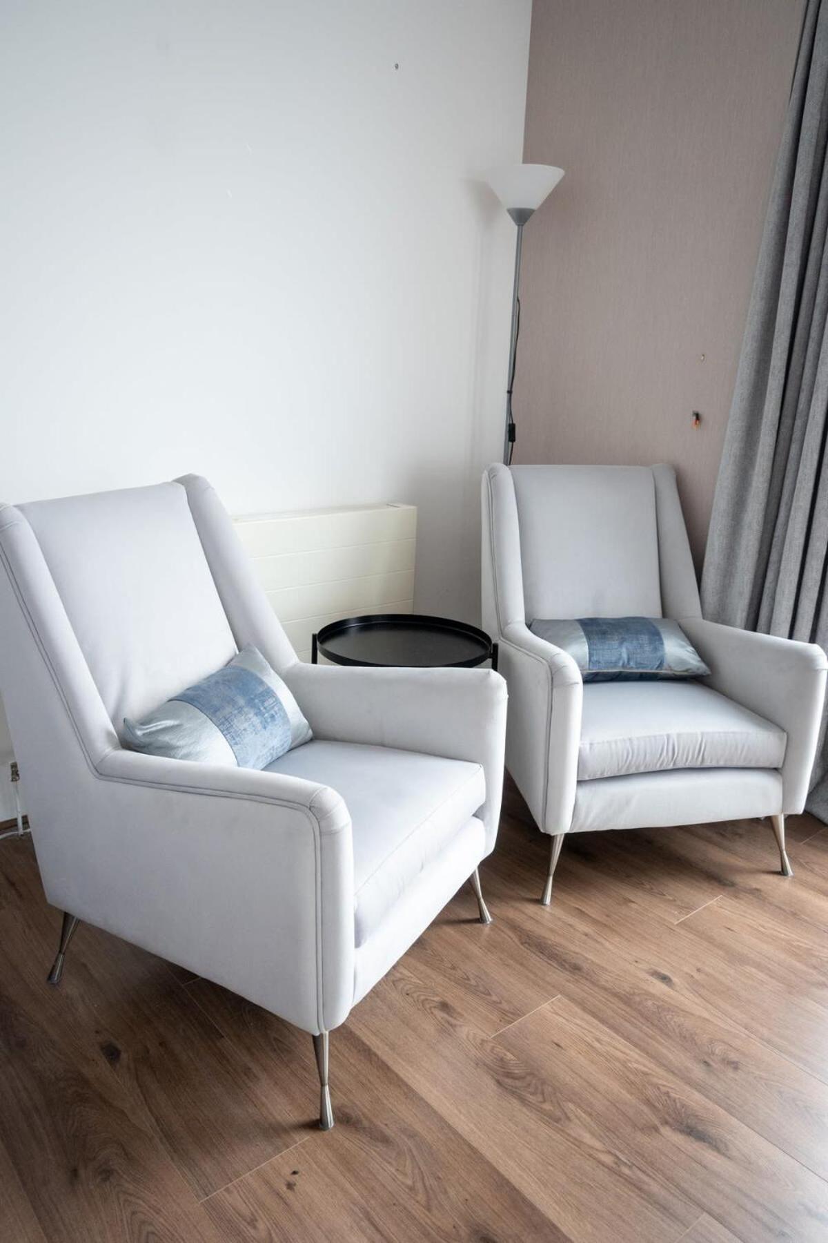 Stunning 3 Bed Penthouse In West End Apartment *