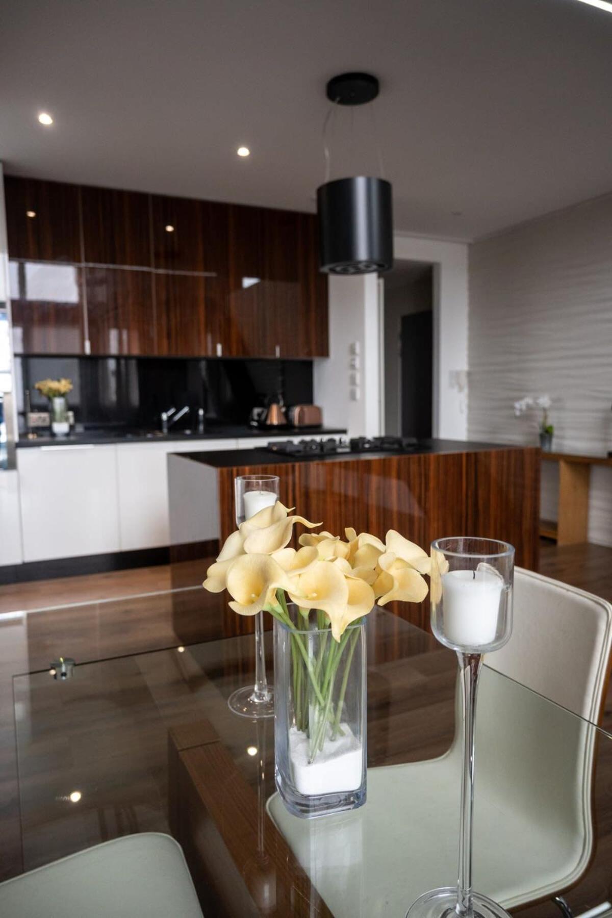 Stunning 3 Bed Penthouse In West End