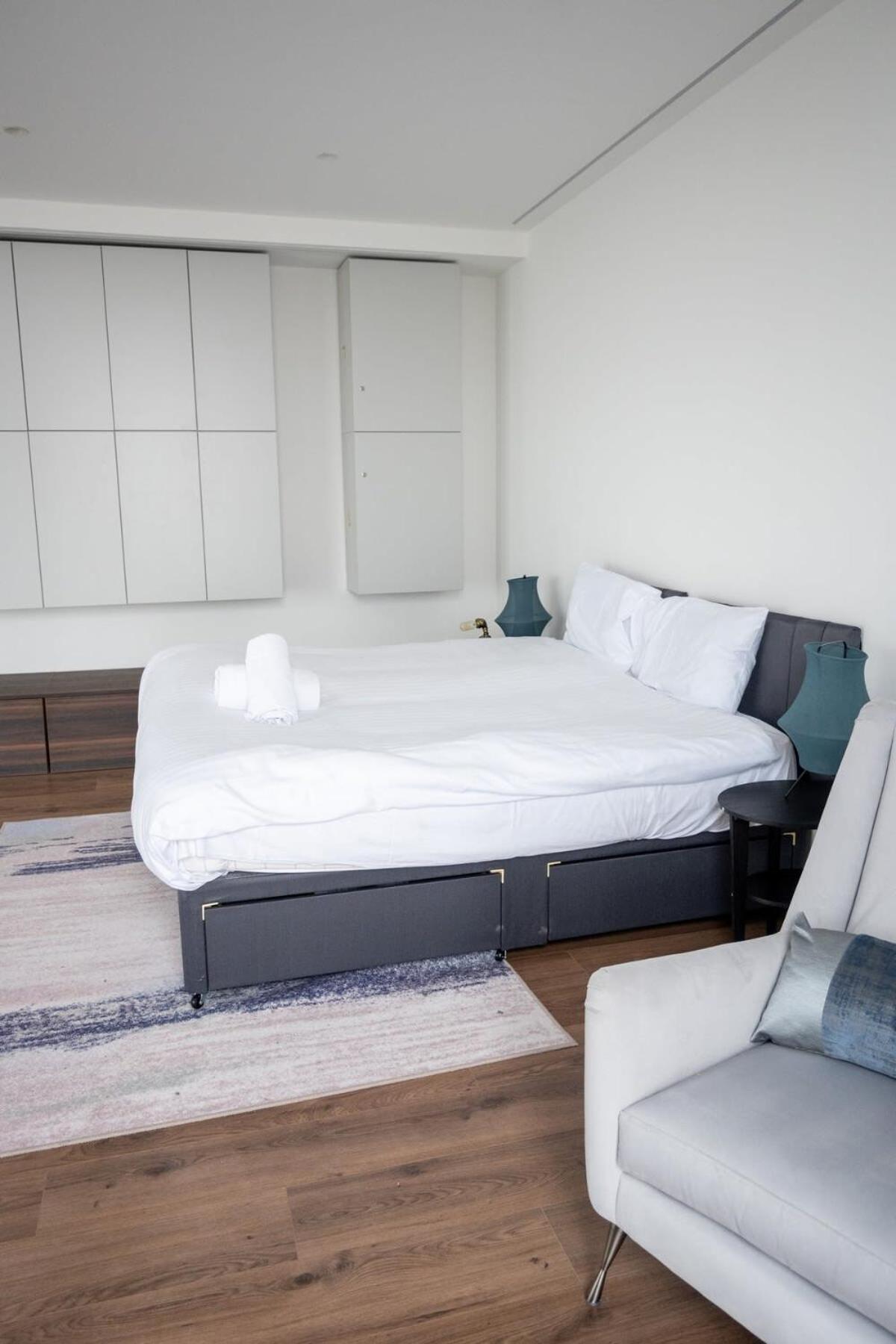 Stunning 3 Bed Penthouse In West End * Glasgow