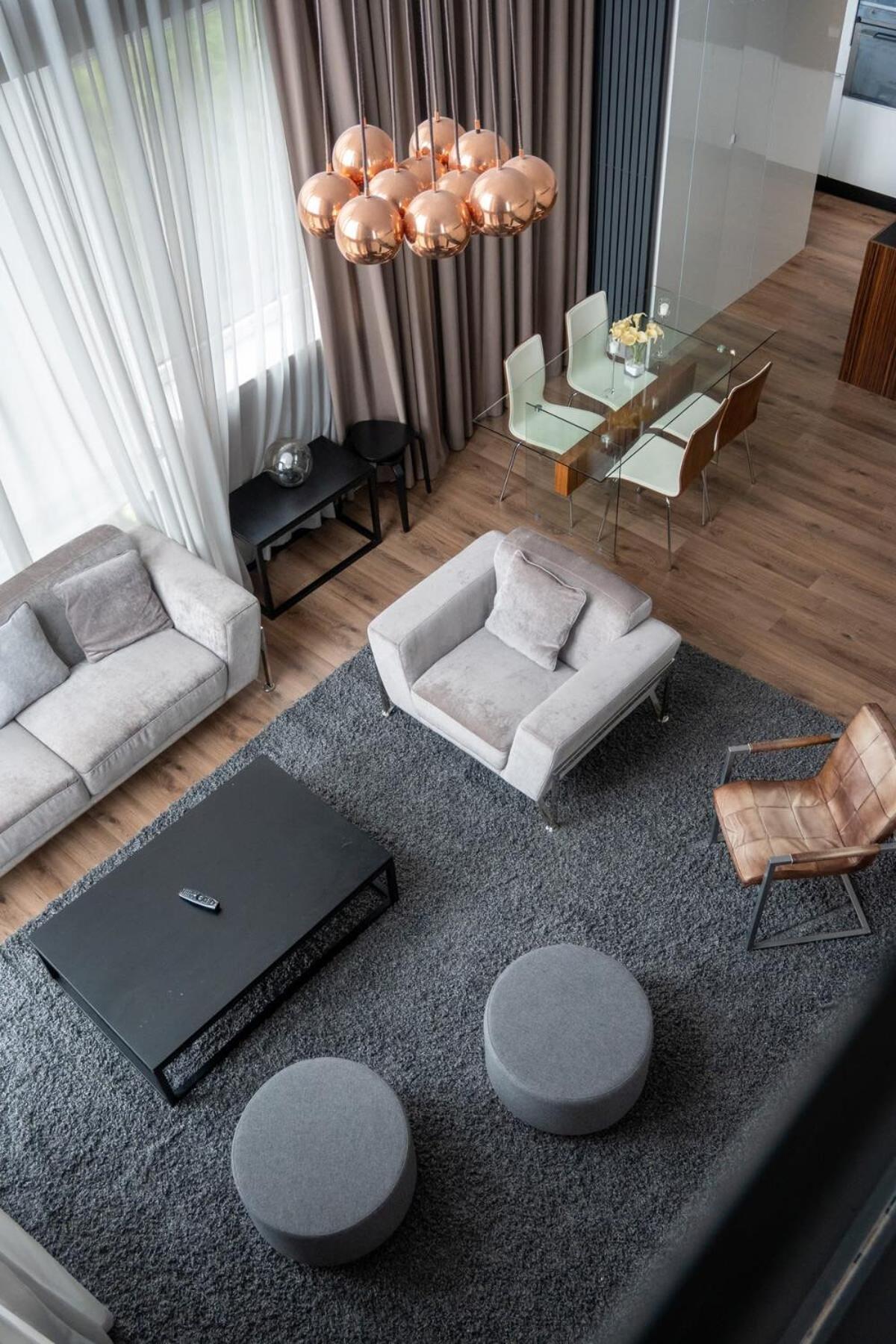 Stunning 3 Bed Penthouse In West End Apartment *