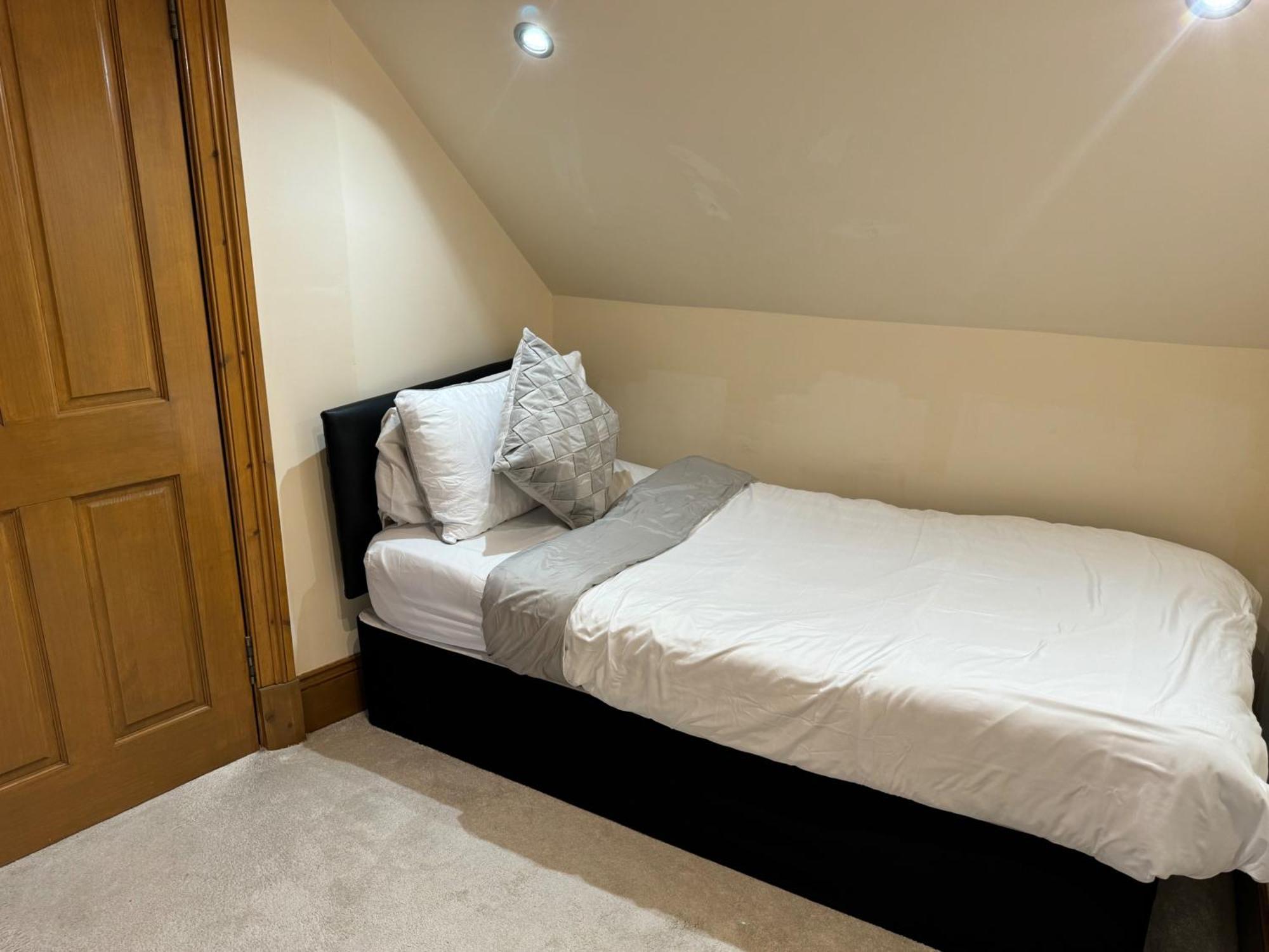 2-bed Sleeps 4 10 Mins To Centre *