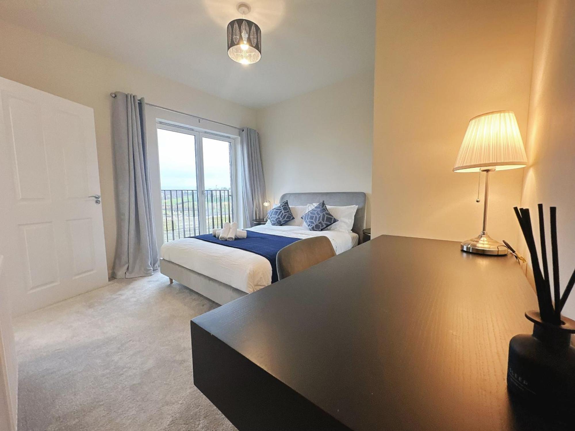 Wee Townhouse, 3 Beds With Free Parking, Wifi & Ethernet Connection *