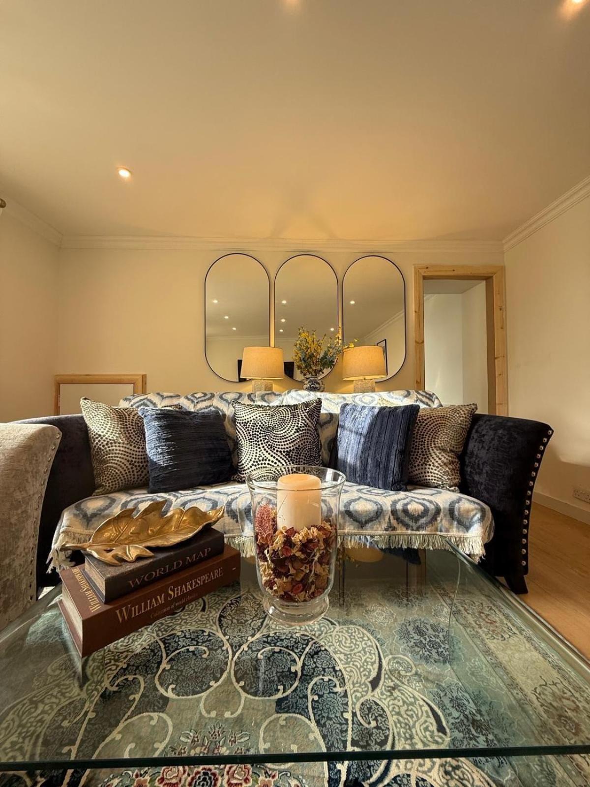 Away From In - Free Street Parking Apartment
