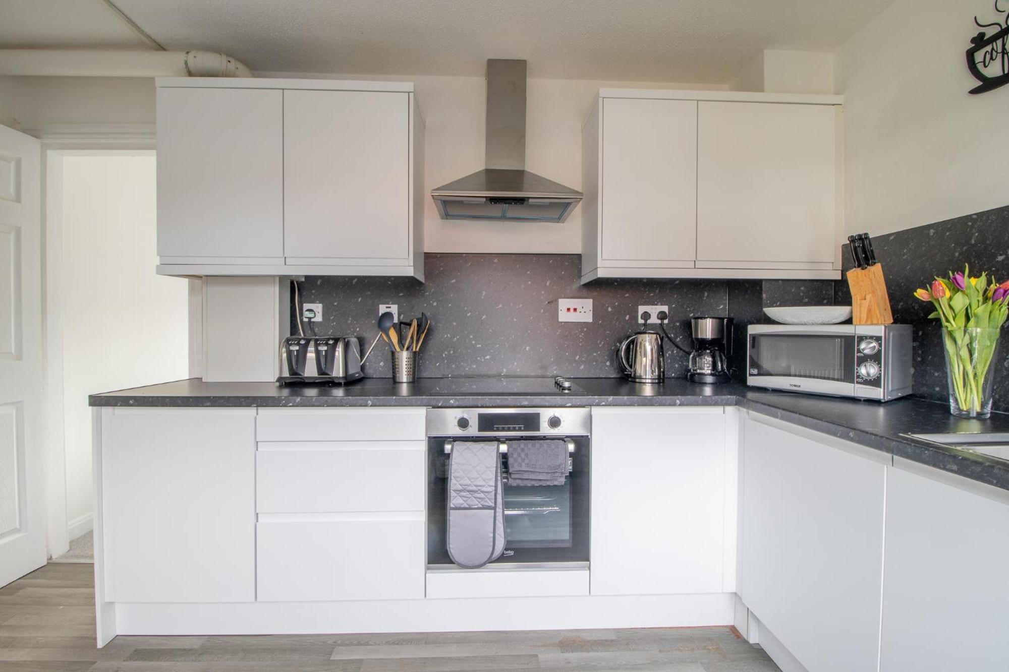 Glasgow, 2 Bed House With Parking Apartment *