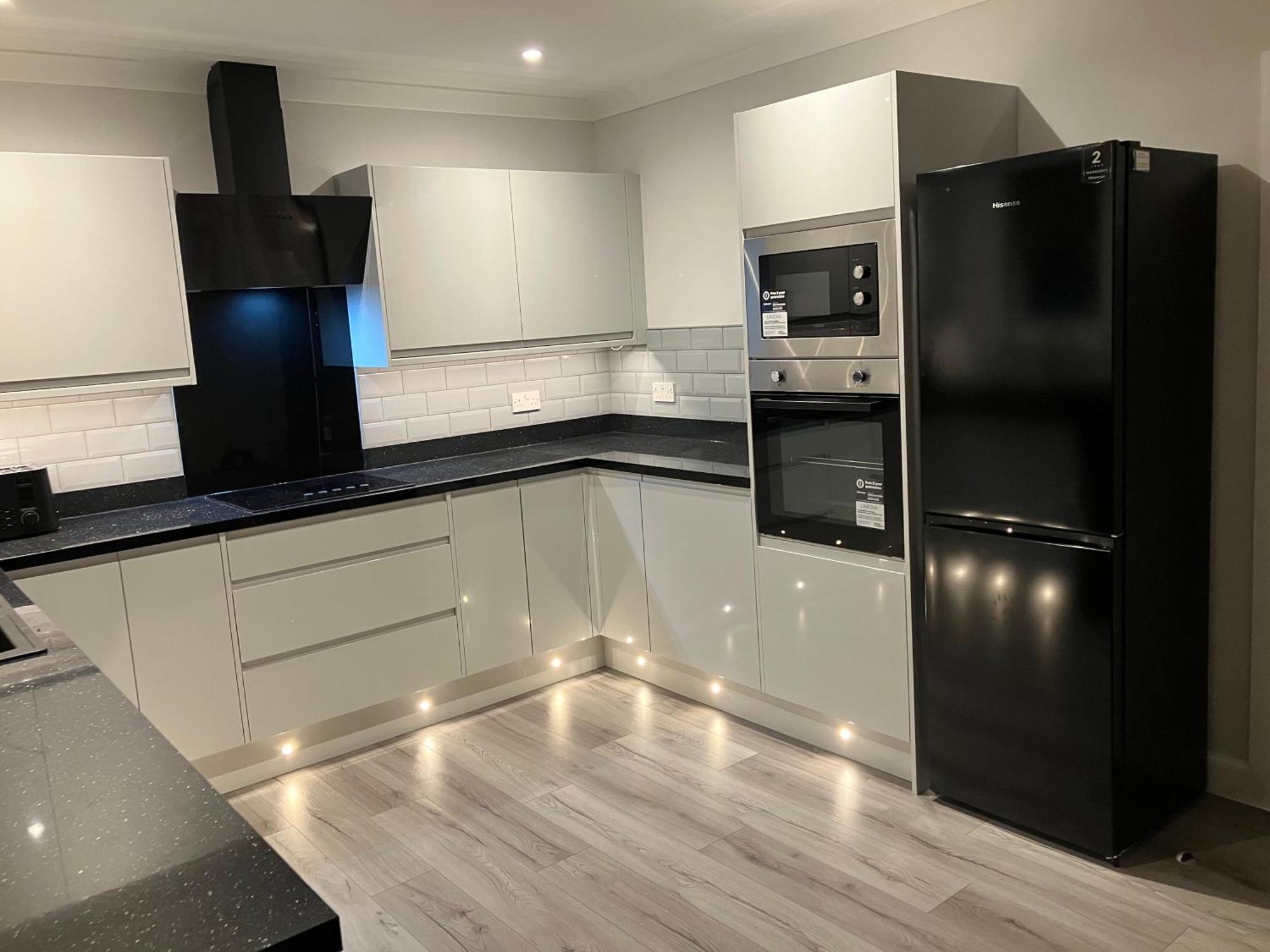 Sleek And Stylish 3 Bed West End House Apartment *
