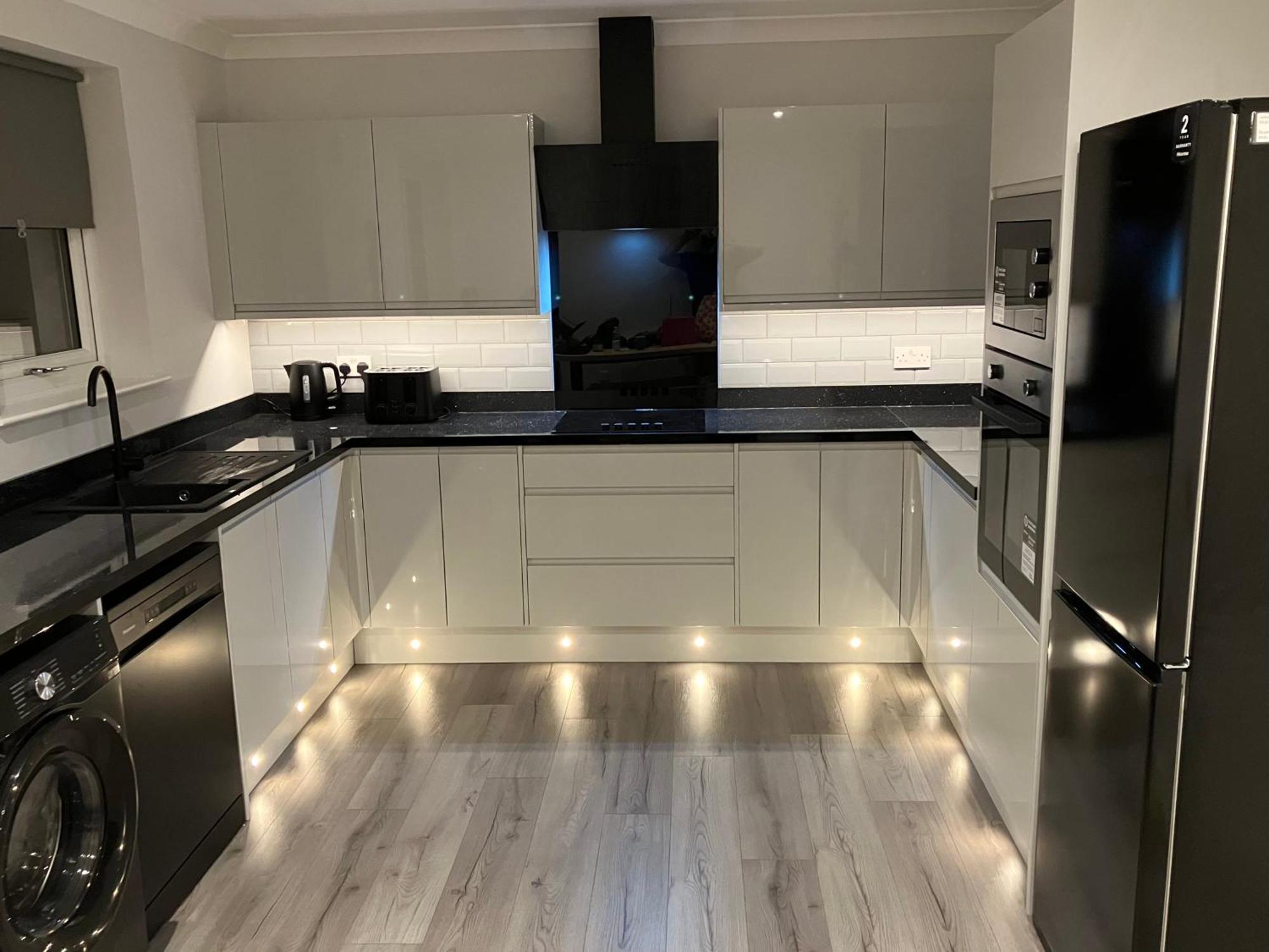 Sleek And Stylish 3 Bed West End House