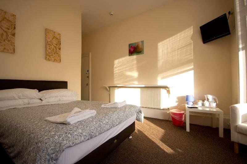 Queen's Park Hotel 2*