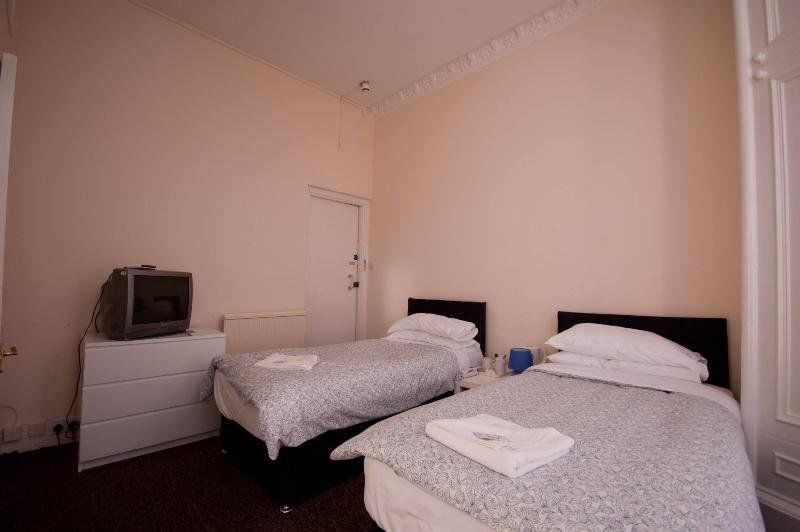 Queen's Park Hotel 2*