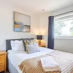 Modern 2 Bed Broompark/Central Apt. With Parking