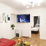 Glasgow Comfortable And Modern 3 Bedroom Mid Terraced Villa