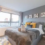Luxury Riverview City Centre Apartment 2