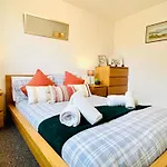 Beautiful & Spacious 2-Bed Flat In City Centre With Free Parking