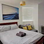 2 Bedroom Modern Stylish Apt In Glasgow City Centre