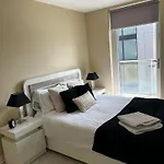 Glasgow Harbour Apartment With River View