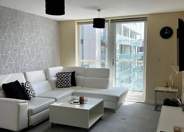 Glasgow Harbour Apartment With River View