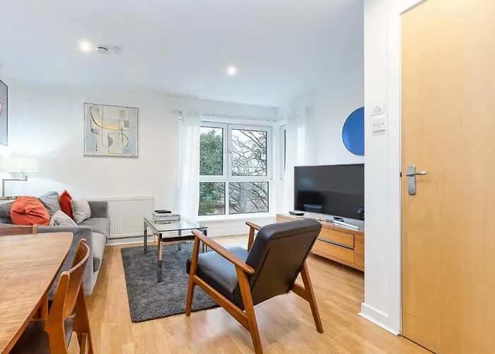 Modern 2 Bed Broompark/Central Apt. With Parking