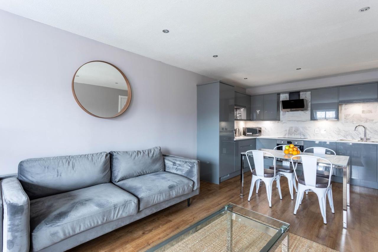Stunning 2 Bed Merchant With Residents Parking Apartment Glasgow