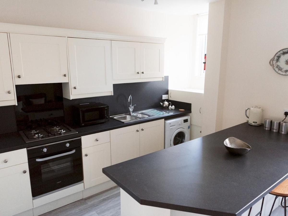 Bright 2 Bed Ground Floor Flat Next To Byres Road Apartment