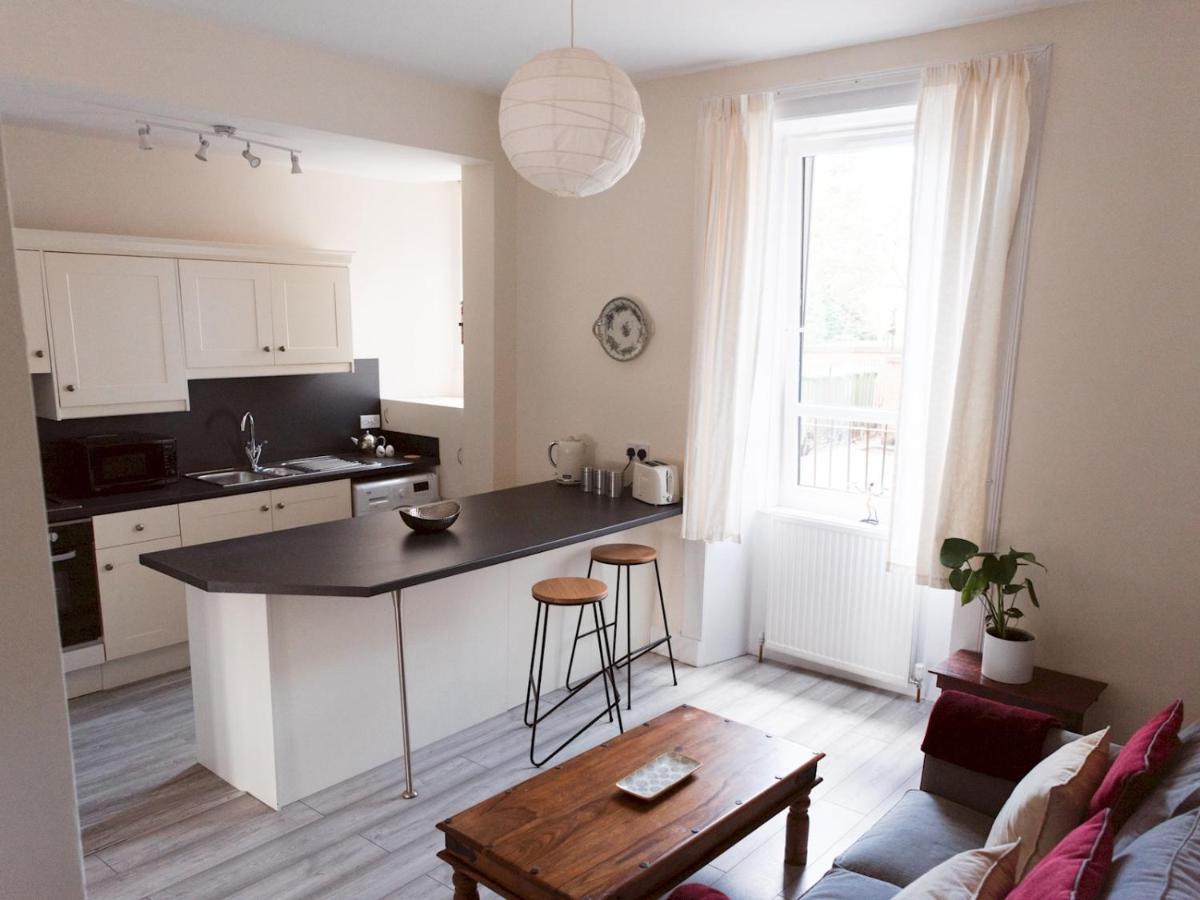 Bright 2 Bed Ground Floor Flat Next To Byres Road Apartment *