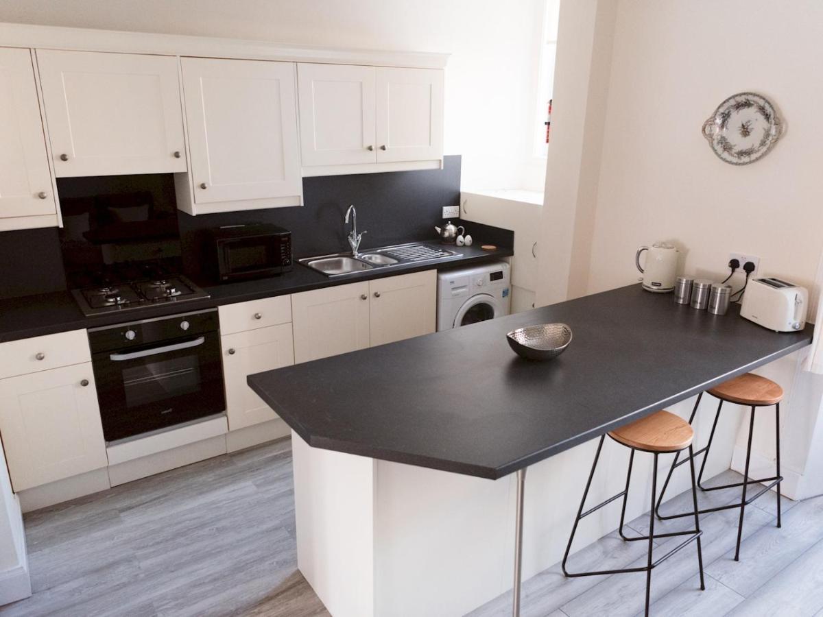 Bright 2 Bed Ground Floor Flat Next To Byres Road Apartment *