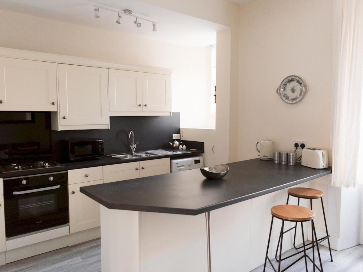Bright 2 Bed Ground Floor Flat Next To Byres Road Apartment *