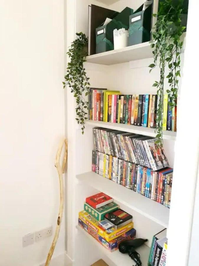 West End, 3 Bedroom Apt, Close To Sec, Hydro, City Centre And Motorway Apartment