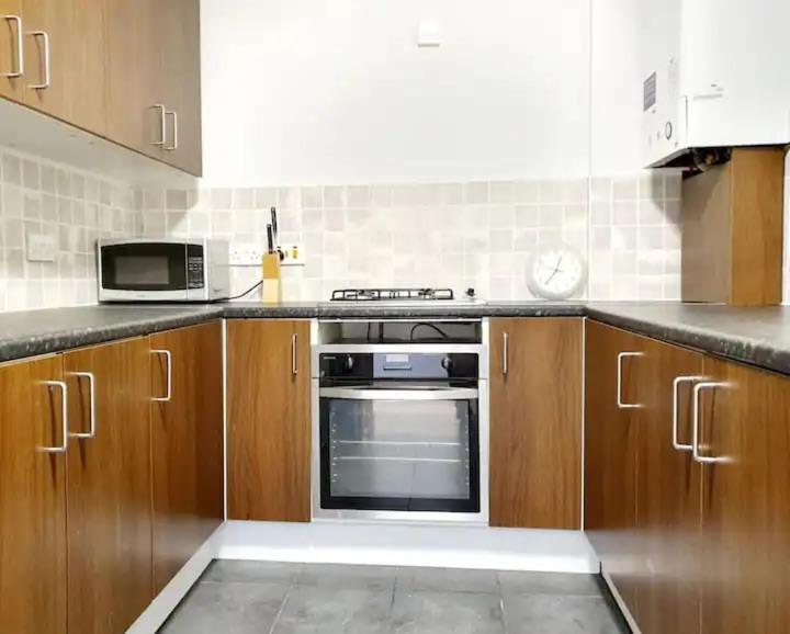 Apartment West End, 3 Bedroom Apt, Close To Sec, Hydro, City Centre And Motorway