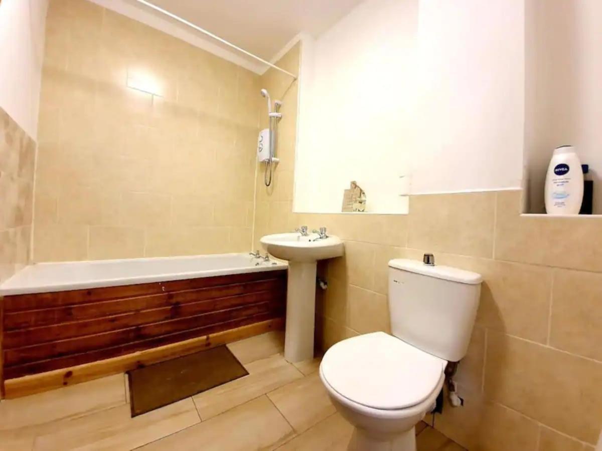 West End, 3 Bedroom Apt, Close To Sec, Hydro, City Centre And Motorway Apartment