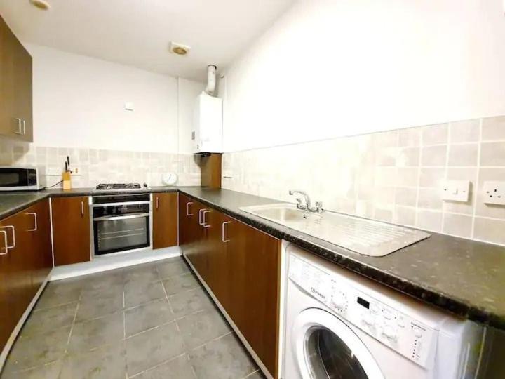 Apartment West End, 3 Bedroom Apt, Close To Sec, Hydro, City Centre And Motorway *