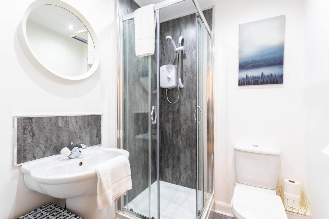 Modern 2 Bed Broompark/central Apt. With Parking Glasgow