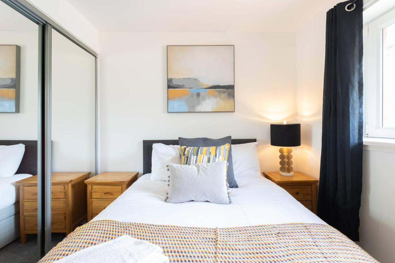 Modern 2 Bed Broompark/central Apt. With Parking Glasgow
