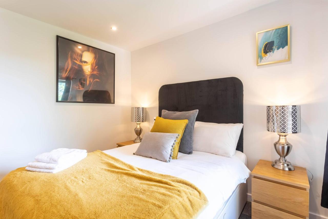 Modern 2 Bed Broompark/central Apt. With Parking *