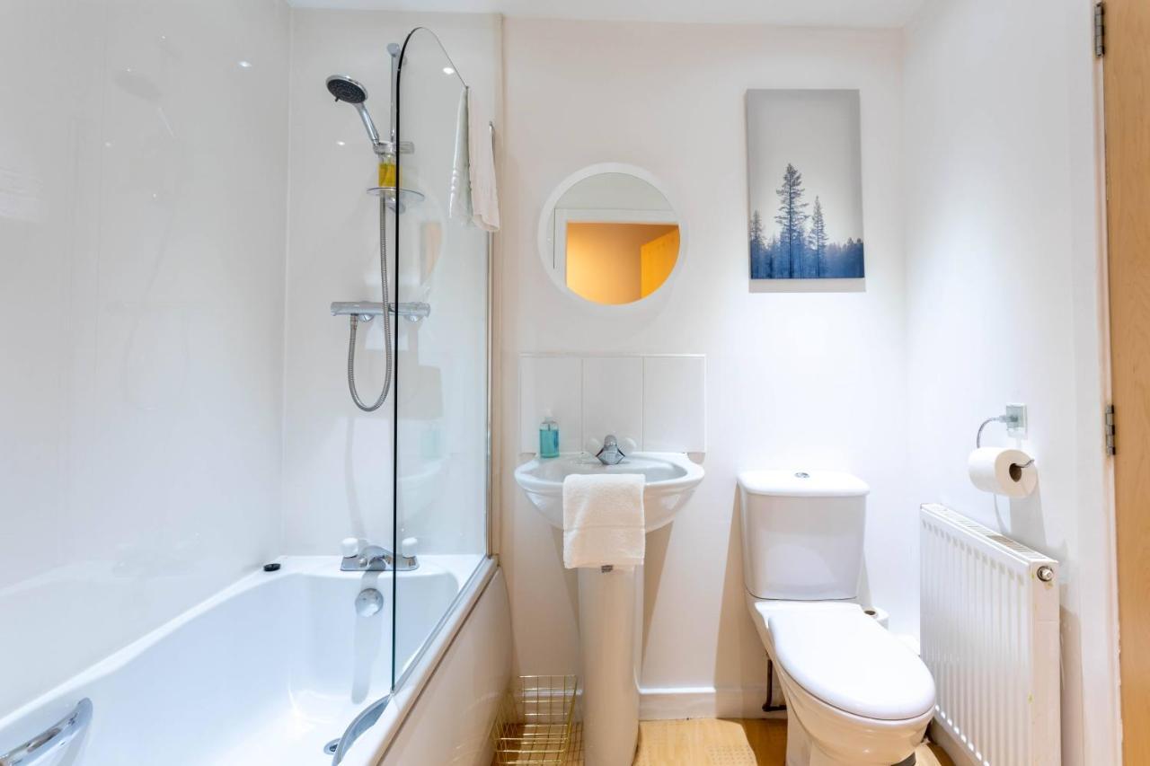 Modern 2 Bed Broompark/central Apt. With Parking Apartment Glasgow