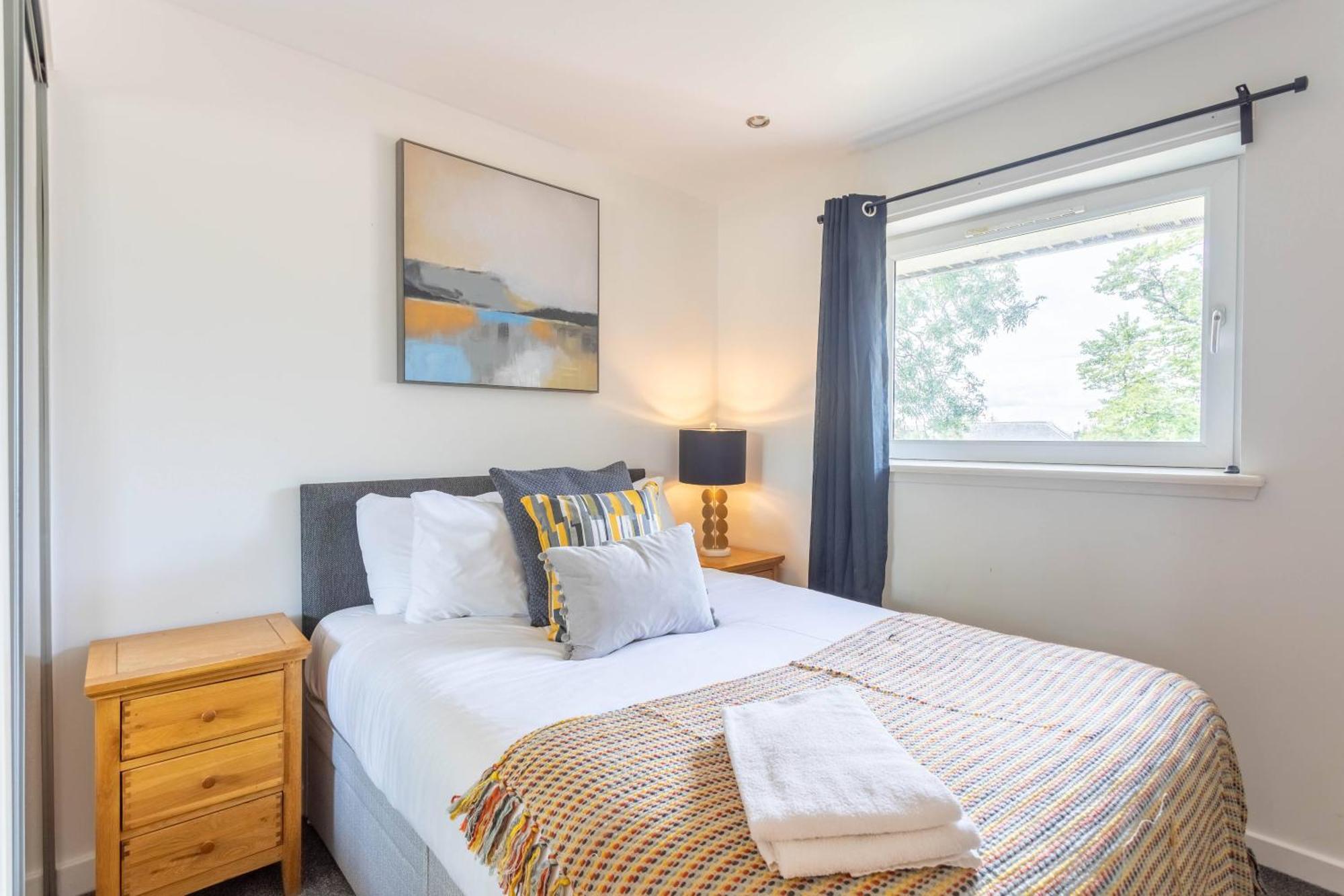 Modern 2 Bed Broompark/central Apt. With Parking
